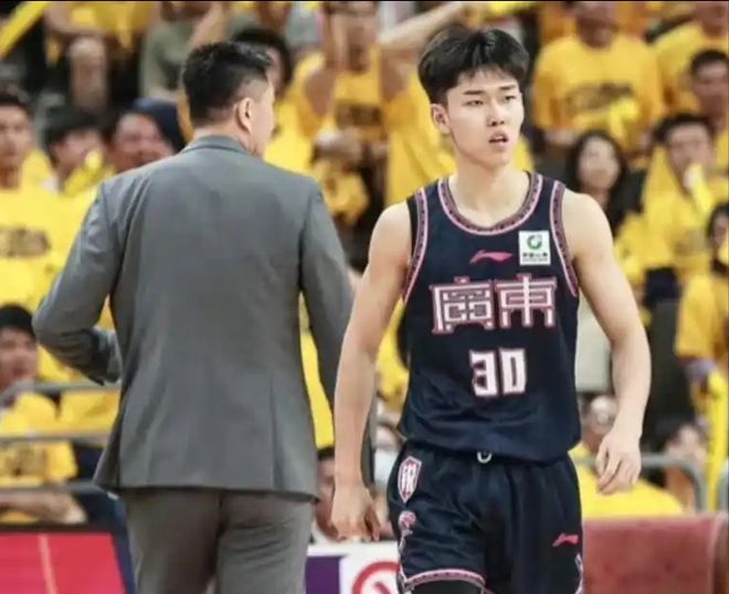 廣東34分大勝上海！徐昕12分鐘砍11+5，實力打臉杜鋒，黃明依12分