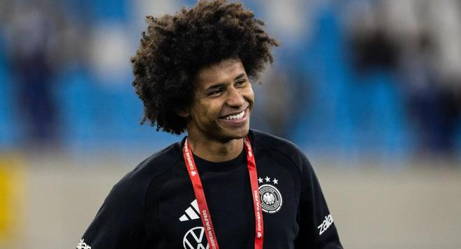 记者：阿德耶米决定明夏离开德甲，曼联、切尔西均有意