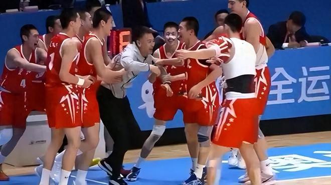 絕瞭，絕瞭！1米8控衛4人合圍中搶到籃板，也搶瞭冠軍，喝彩一片